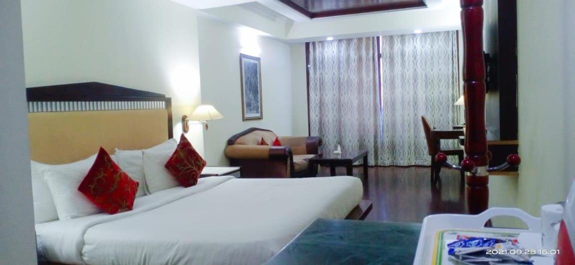 Hotel The Residency Srinagar Экстерьер фото