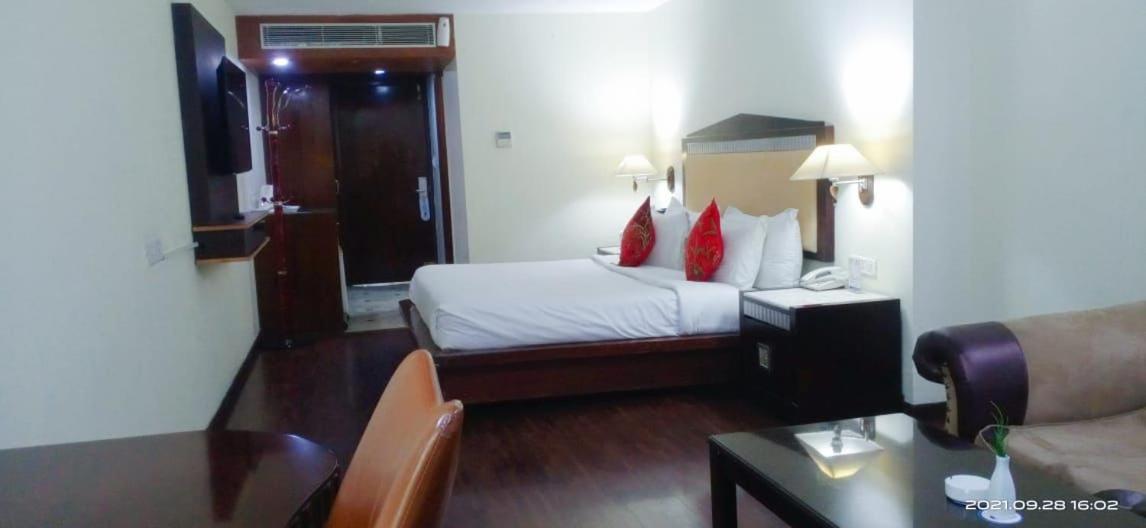 Hotel The Residency Srinagar Экстерьер фото