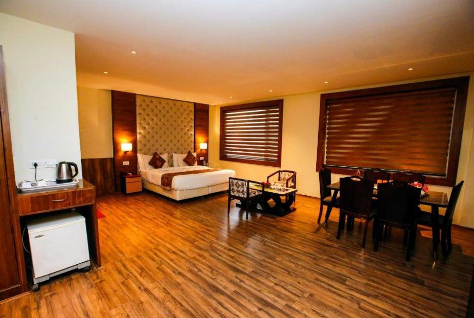 Hotel The Residency Srinagar Экстерьер фото