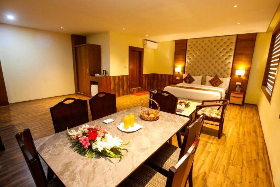 Hotel The Residency Srinagar Экстерьер фото