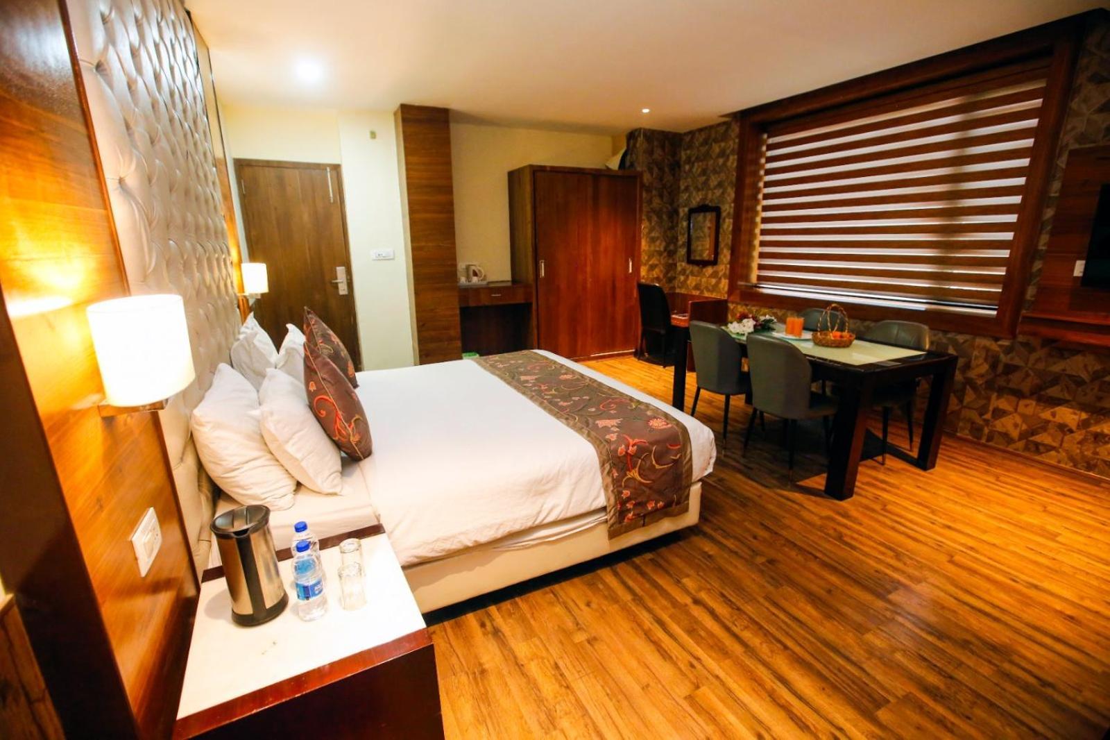 Hotel The Residency Srinagar Экстерьер фото