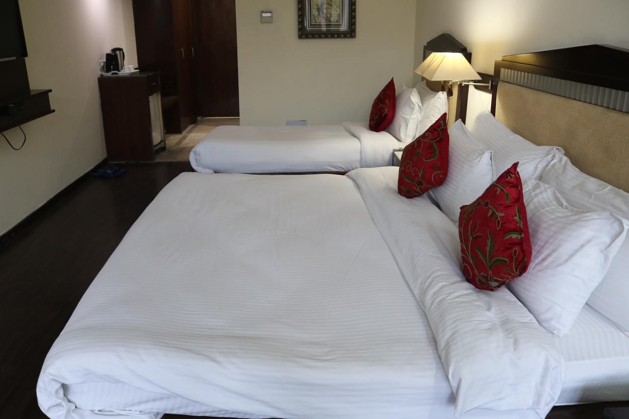 Hotel The Residency Srinagar Экстерьер фото
